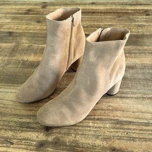 Banana Republic | Size 8 | Camel / Tan booties | Round Toe |